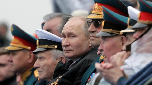 El presidente ruso, Vladímir Putin, junto a algunos de los oficiales de las fuerzas armadas rusas, en una imagen de archivo.