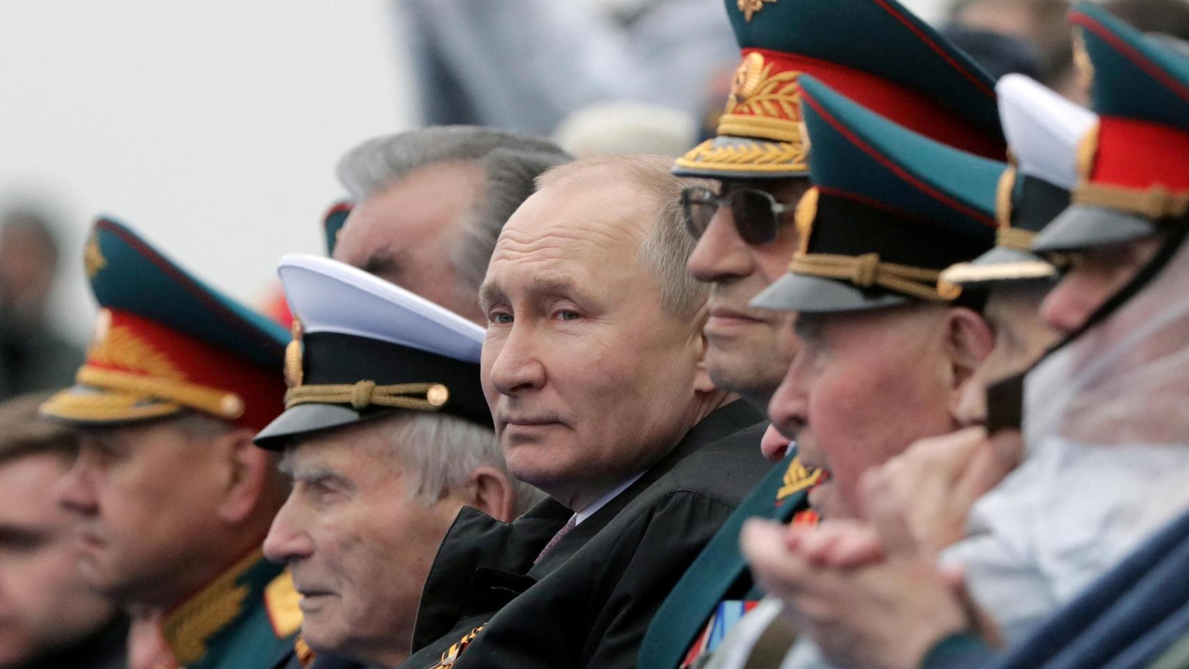 El presidente ruso, Vladímir Putin, junto a algunos de los oficiales de las fuerzas armadas rusas, en una imagen de archivo.