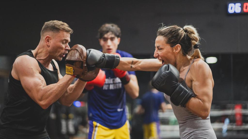 Jennifer Miranda haciendo manoplas ante Plex.