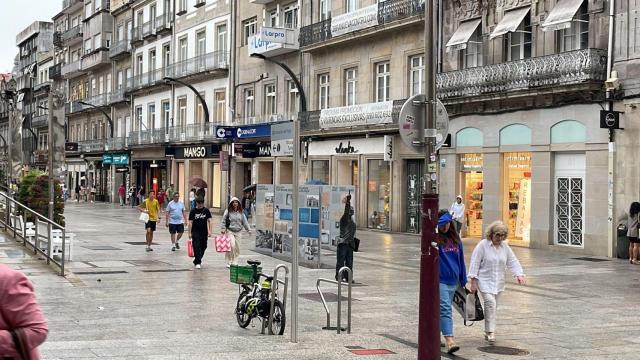 Varias personas bajo la lluvia en la calle Príncipe, a 8 de julio de 2024.