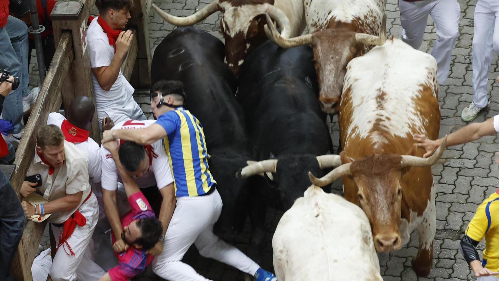 Momento de peligro en el tercer encierro.