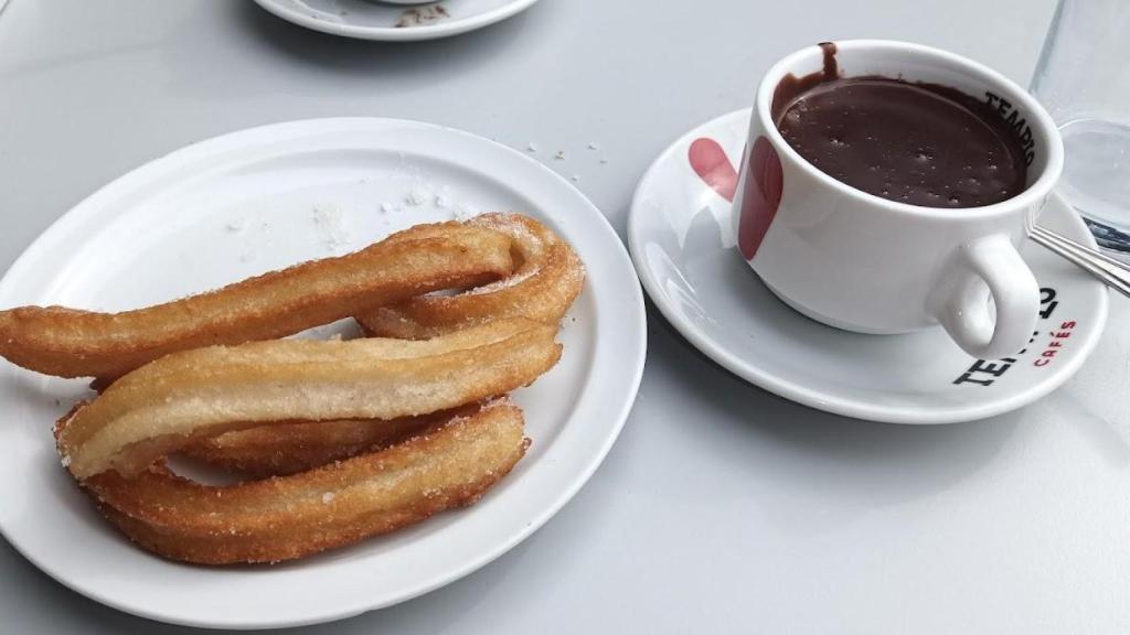 Churros con chocolate del Café Iruña.