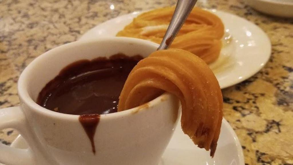 Chocolate con churros de la Cafetería Palace.