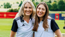 Nuria Martínez Navas y Toscana Viar, con el uniforme de la Selección Española de Fútbol.