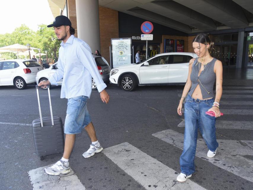 La pareja saliendo de la estación de Sevilla.