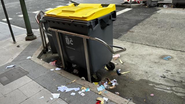 Contenedor vacío tras retirarse las bolsas de basura esta mañana