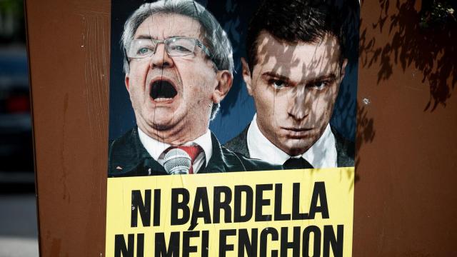 Un cartel con imágenes de Jean-Luc Mélenchon y Jordan Bardella visto en París.