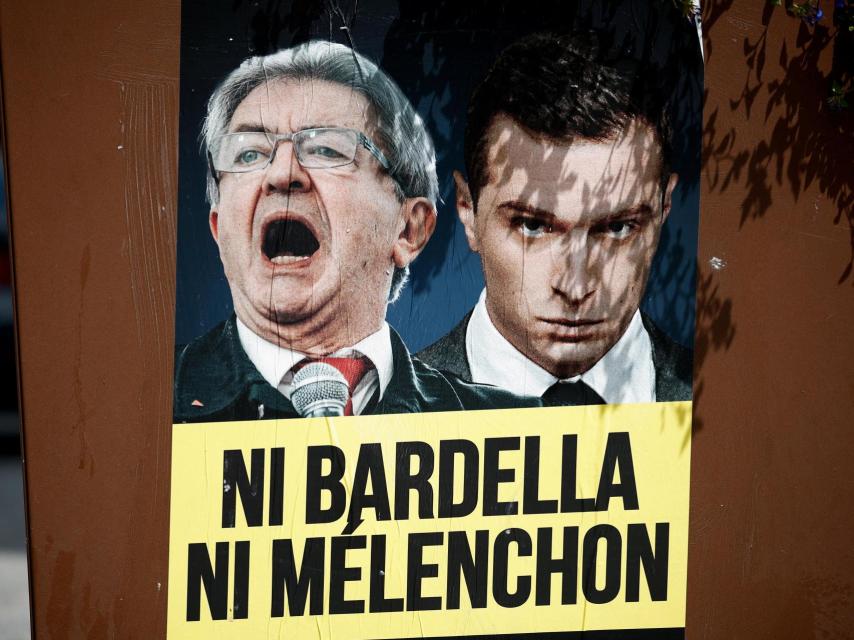 Un cartel con imágenes de Jean-Luc Mélenchon y Jordan Bardella visto en París.