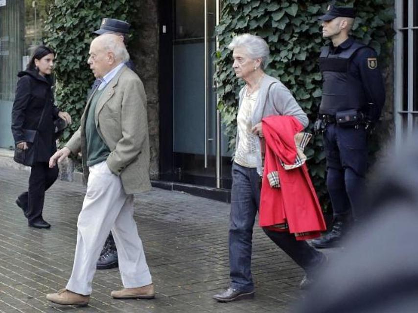 El matrimonio abandonando los juzgados en Barcelona en 2015.