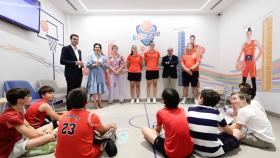 El acto de presentación de 'Kids Zone' ha contado con la presencia de Maite Cazorla y María Conde (centro), jugadoras de la Selección Española de Baloncesto.