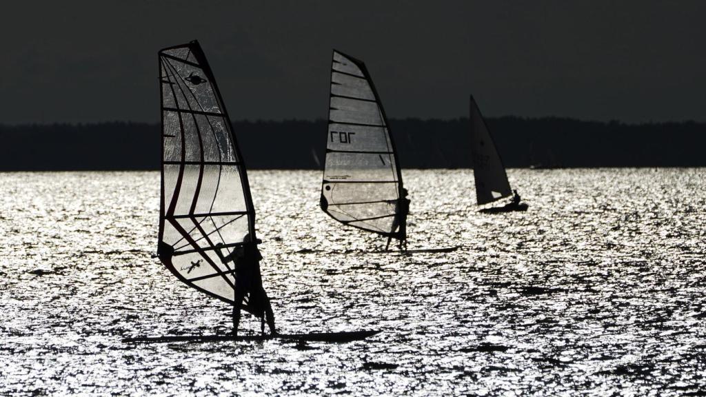 Personas practicando windsurfing