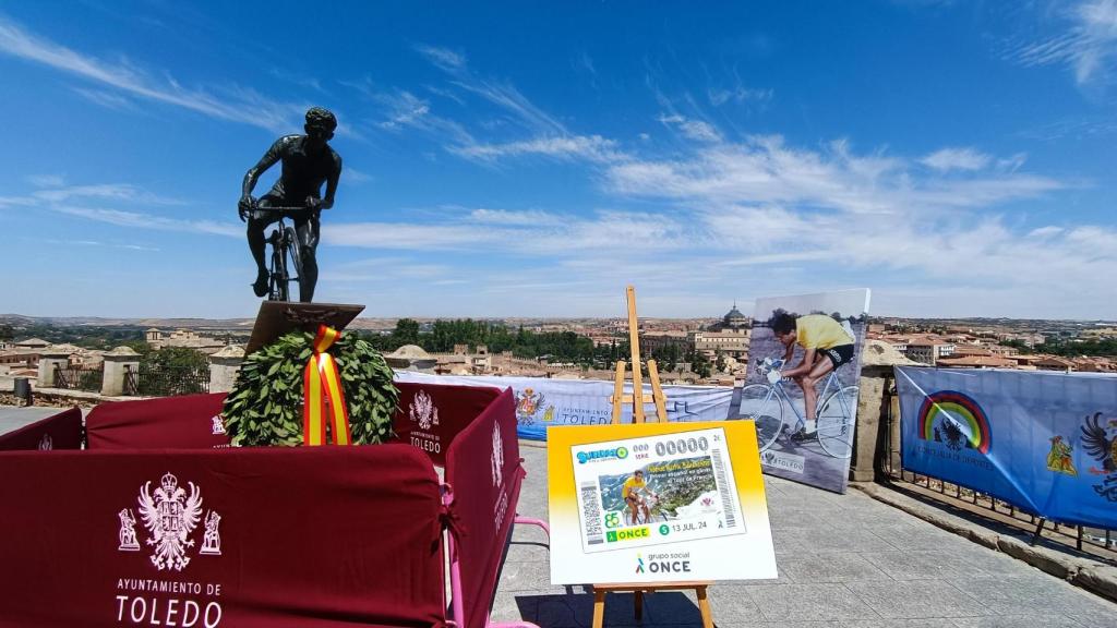 Reposición de la estatua de Bahamontes en Toledo. Foto: ONCE.