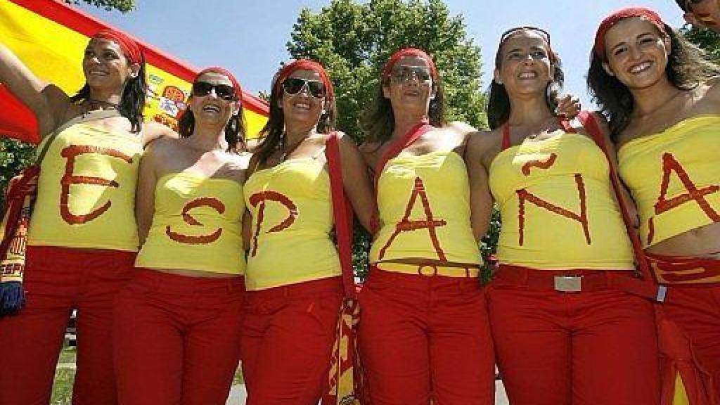 Las 'Chicas España' llevan 30 años siguiendo los partidos de la Selección Española de Fútbol.