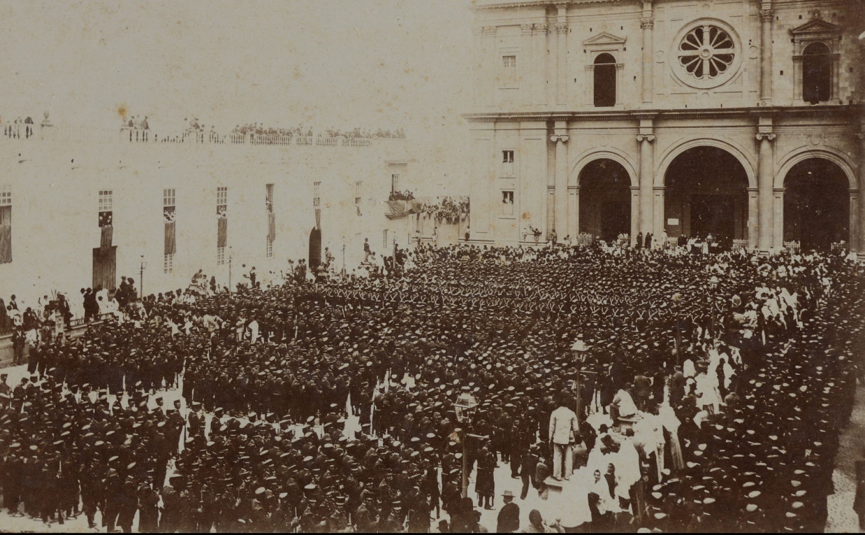Tropas españolas en la plaza de Santa Ana de Las Palmas en la década de 1890.