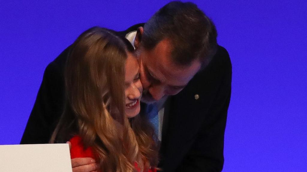 Felipe VI dando un cariñoso beso a Leonor tras du discurso de 2009.