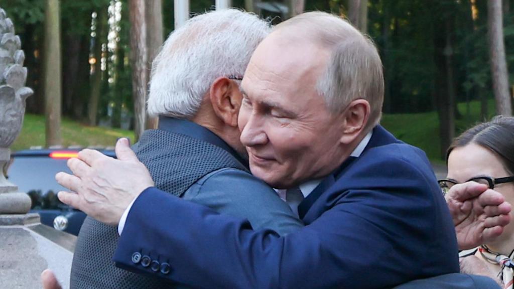 El presidente ruso, Vladimir Putin, abraza al primer ministro indio, Narendra Modi, este lunes al inicio de su visita de dos días a Rusia.