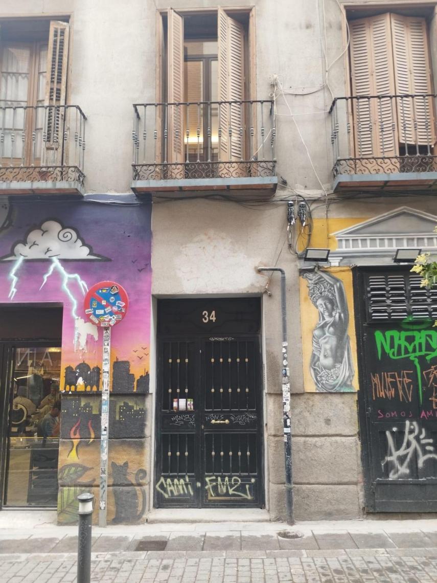 Fachada del número 34 de la calle de San Vicente Ferrer, en el barrio madrileño de Malasaña, donde existió un narcopiso en el que se ambienta la obra teatral de Iñaki Domínguez.