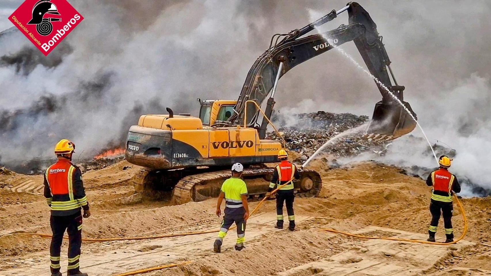 Así han trabajado este martes al mediodía frente al incendio del vertedero de Xixona.