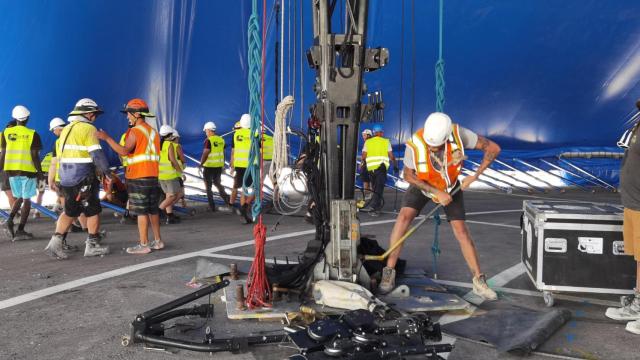 El alzamiento este martes del Grand Chapiteau del Cirque du Soleil en Alicante.