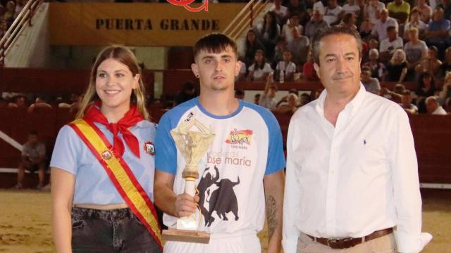 El alcalde Vidal Galicia, junto a la reina de las fiestas entregaron el trofeo al ganador