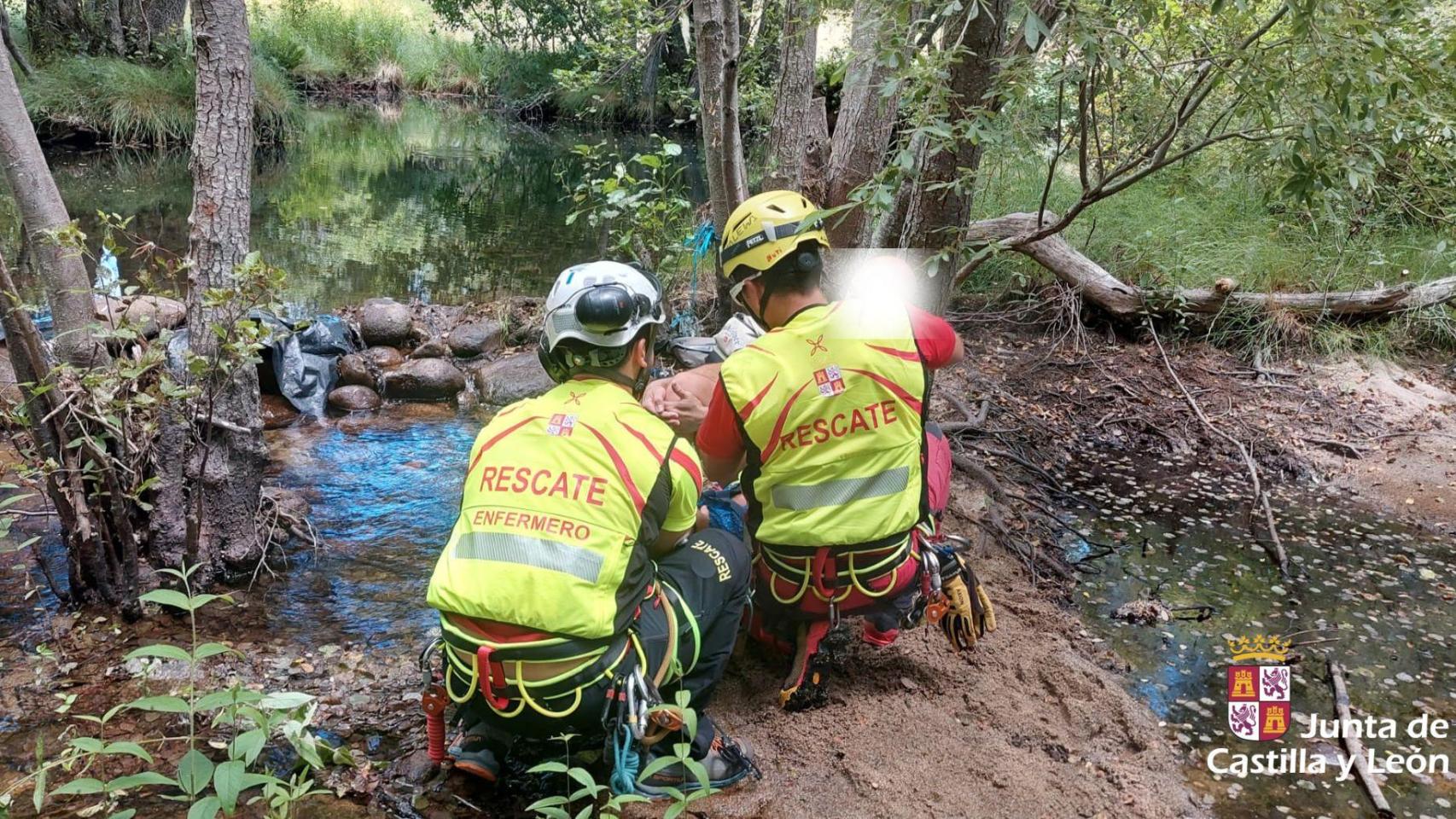 Un equipo de rescate auxilia a un hombre en la Garganta de los Caballeros