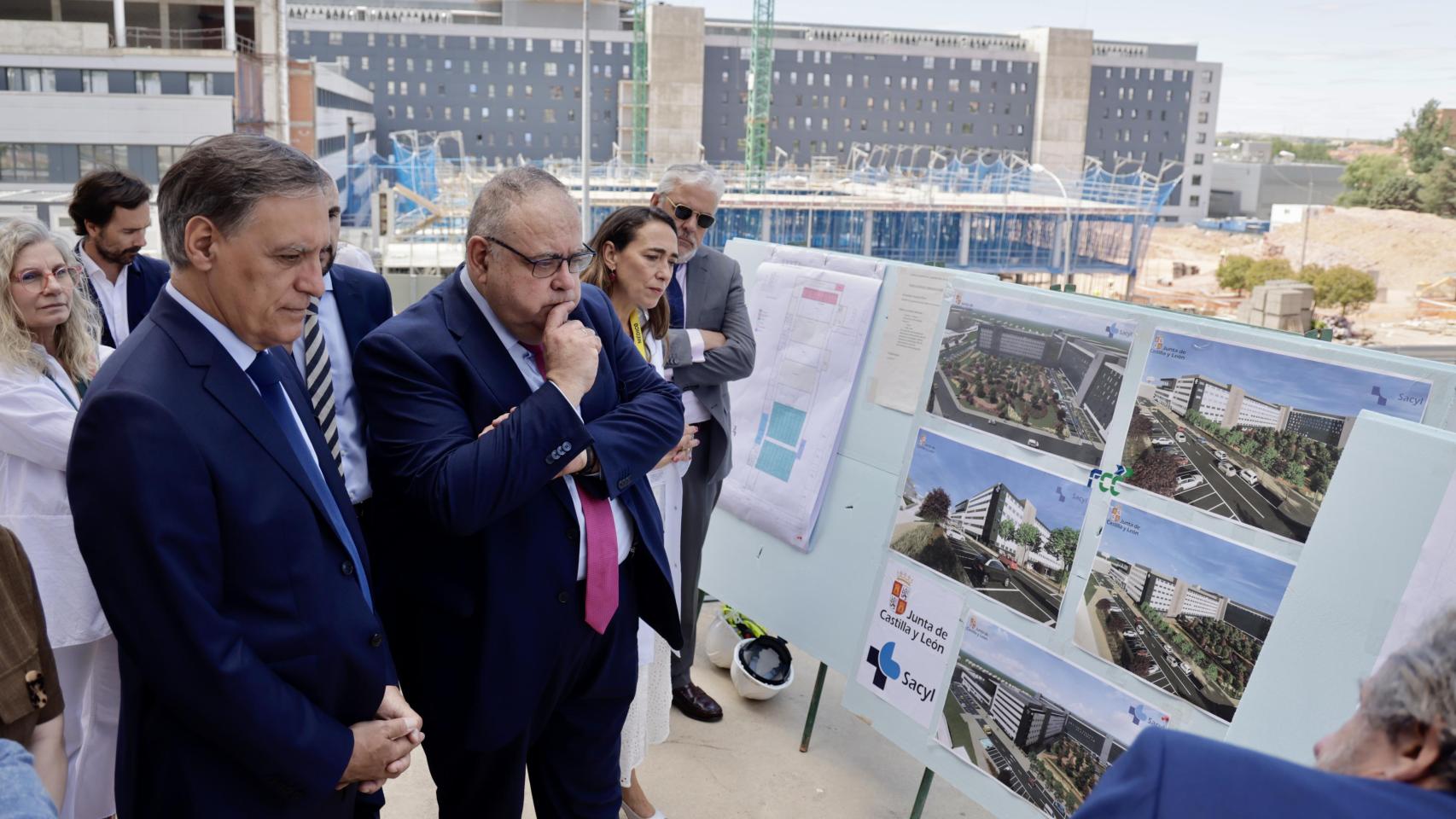 El consejero de Sanidad, Alejandro Vázquez Ramos, visita las obras del edificio de Consultas Externas del Hospital Universitario de Salamanca