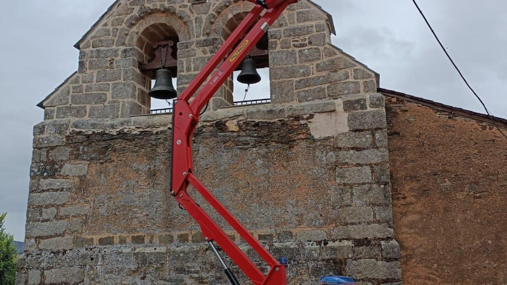 Rescate de una cigüeña en el campanario de Palazuelo de las Cuevas
