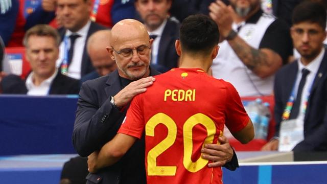 Luis de la Fuente abraza a Pedri tras su lesión en la Eurocopa