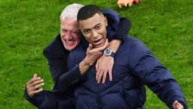 Didier Deschamps con Mbappé en la Eurocopa