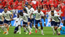 Los jugadores de la selección inglesa celebran la victoria sobre Eslovaquia por penaltis.