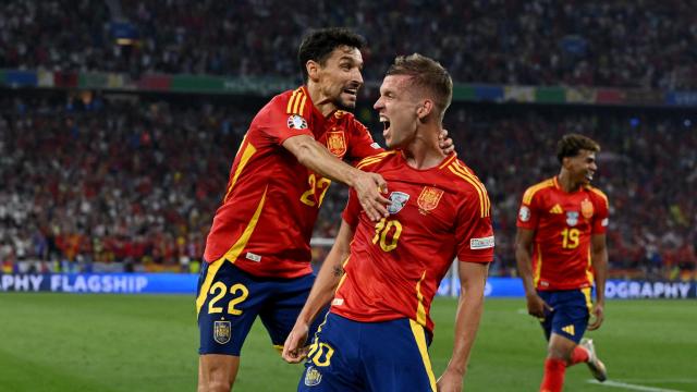 Dani Olmo celebra su gol contra Francia con Jesús Navas.