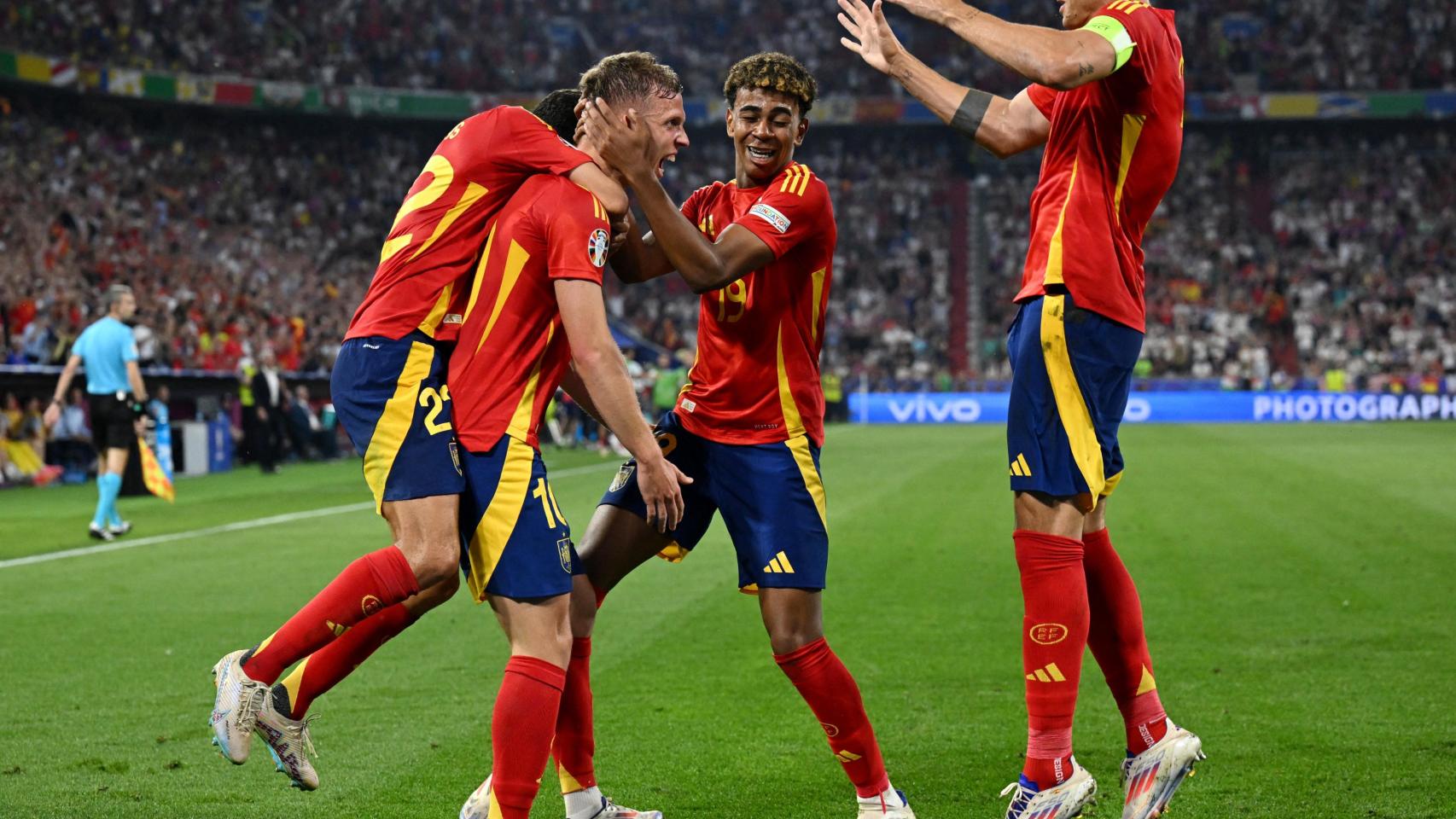 Los jugadores de España celebran el gol de Dani Olmo a Francia.