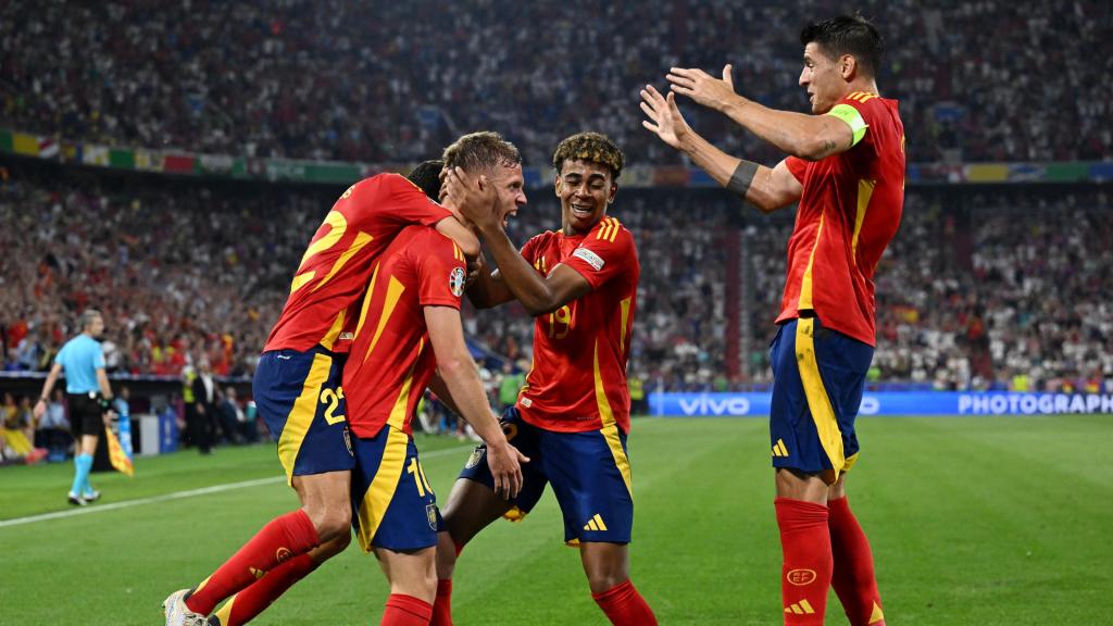Los jugadores de España celebran el gol de Dani Olmo a Francia.