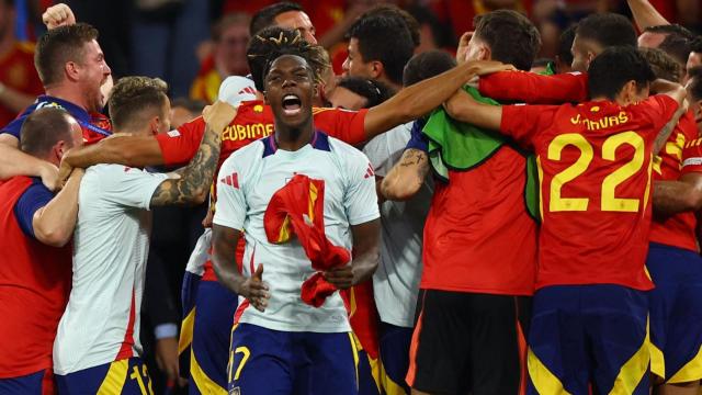 Los jugadores de la selección española celebran el triunfo ante Francia.