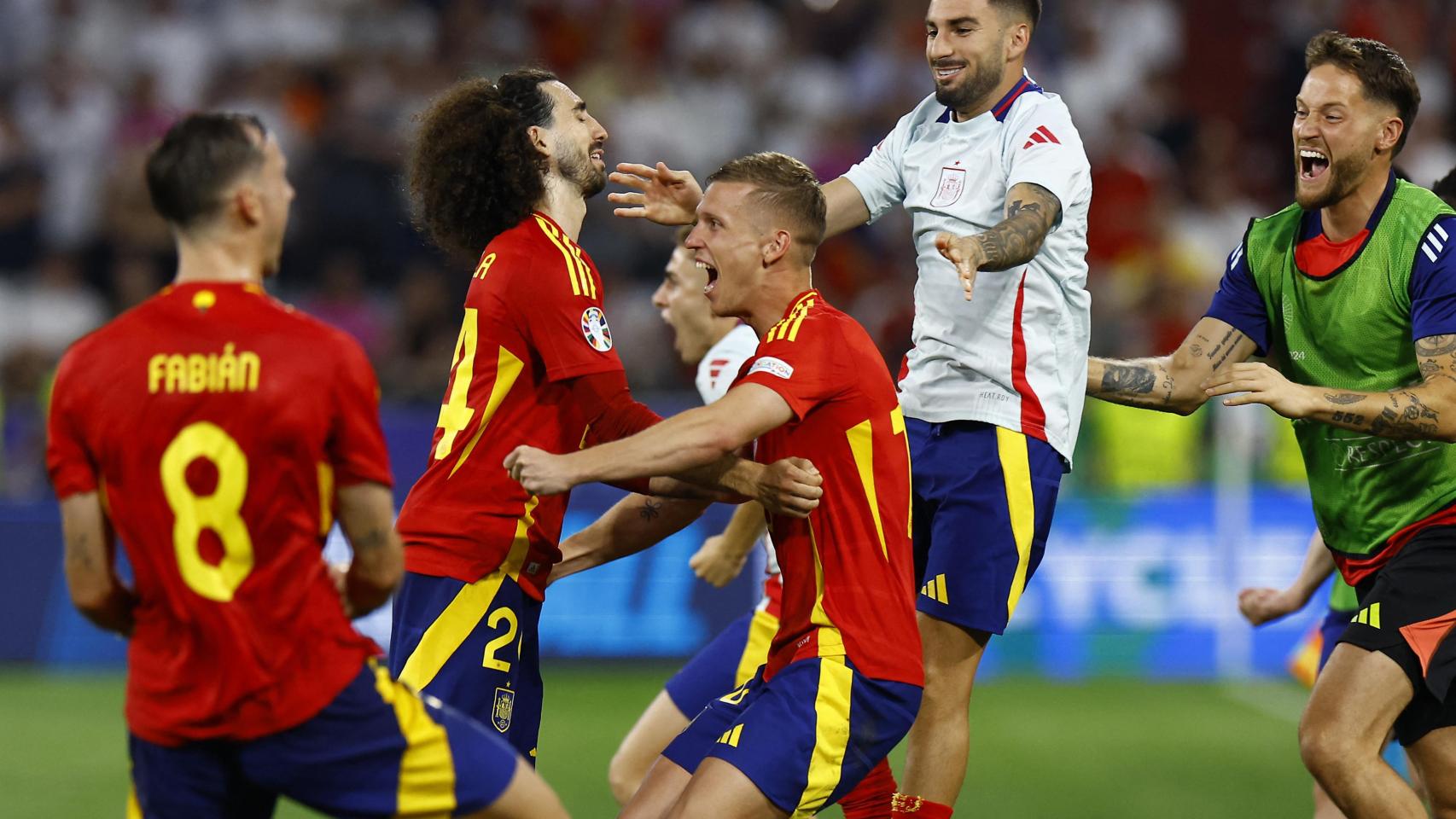 Los jugadores de España, con Dani Olmo en el centro, celebran el pase.