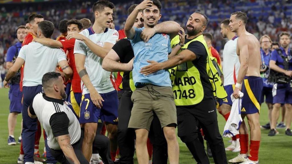 Un miembro de la seguridad de la Eurocopa golpea a Morata