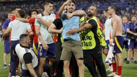 Un miembro de la seguridad de la Eurocopa golpea a Morata
