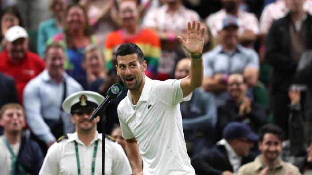 Novak Djokovic dirigiéndose a la grada de Wimbledon
