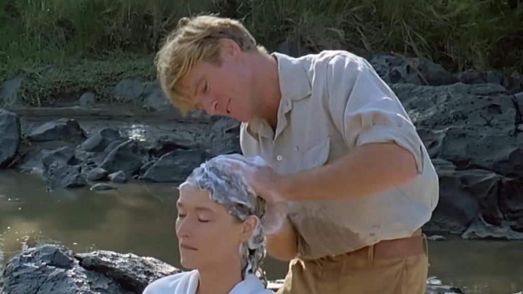 Denys Finch-Hatton (Robert Redford) lavando el pelo a Karen BLixen (Meryl Streep) en la escena más sensual de la película 'Memorias de África',  dirigida por Sydney Pollack