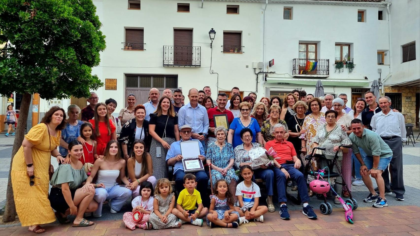 Homenaje en la plaza de Pareja a Julia Lerín Ortiz, que ha cumplido 100 años, rodeada de su familia (3)