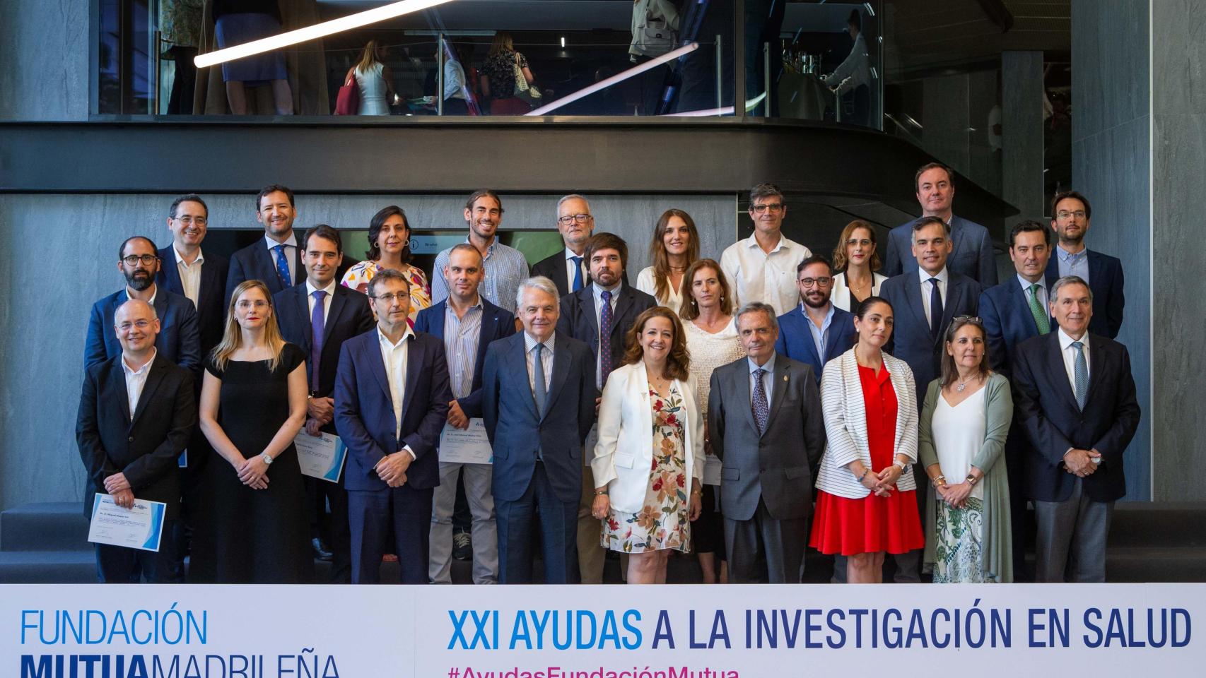 Foto de familia de los beneficiarios de estas ayudas en las que en el centro, de izda. a dcha. aparecen: Ignacio Garralda, presidente del Grupo Mutua y su fundación; Fátima Matute, consejera de Sanidad de la Comunidad de Madrid; y Rafael Matesanz, residente del Comité Científico de la Fundación Mutua.