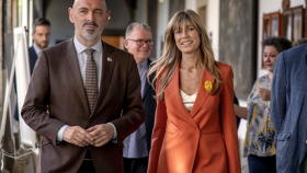 Joaquín Goyache, rector de la UCM, y Begoña Gómez en un acto.