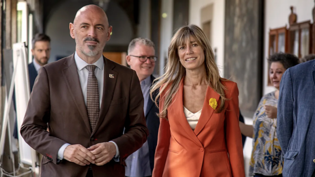 Joaquín Goyache, rector de la UCM, y Begoña Gómez en un acto.