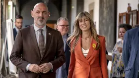 Joaquín Goyache, rector de la UCM, y Begoña Gómez en un acto.