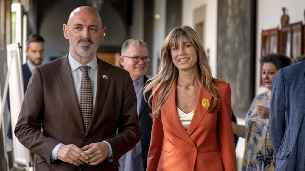 Joaquín Goyache, rector de la UCM, y Begoña Gómez en un acto.