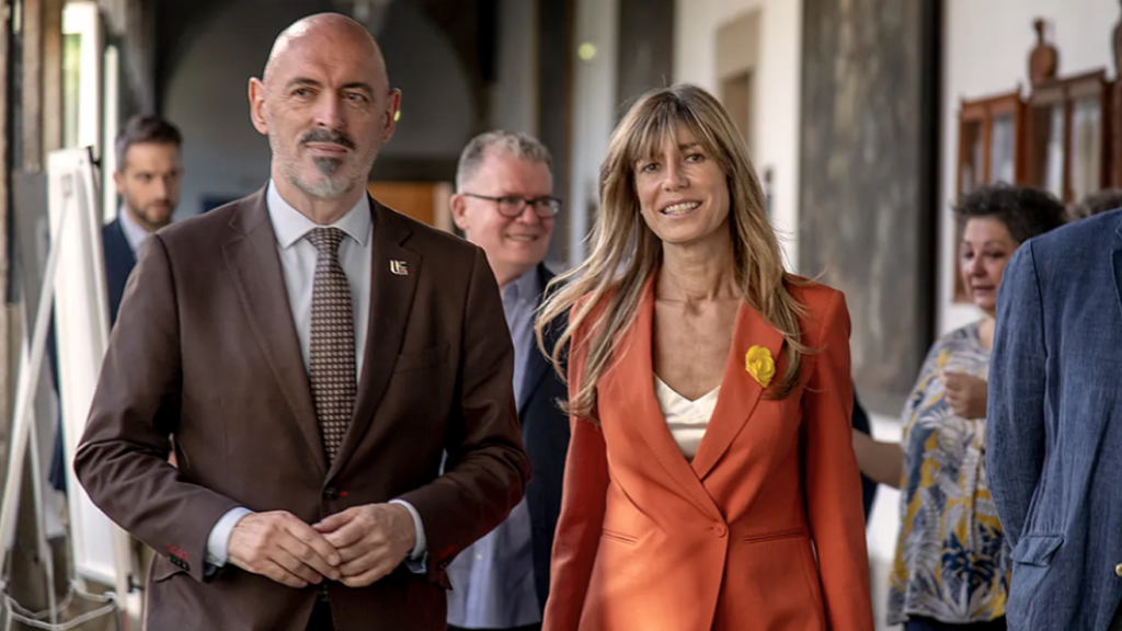 El rector de la Universidad Complutense, Joaquín Goyache, junto a Begoña Gómez, en un acto público.