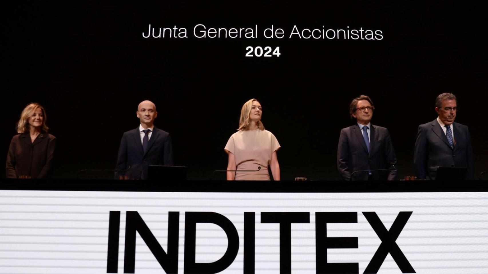 Marta Ortega, en el centro, en la Junta de Accionistas de Inditex.