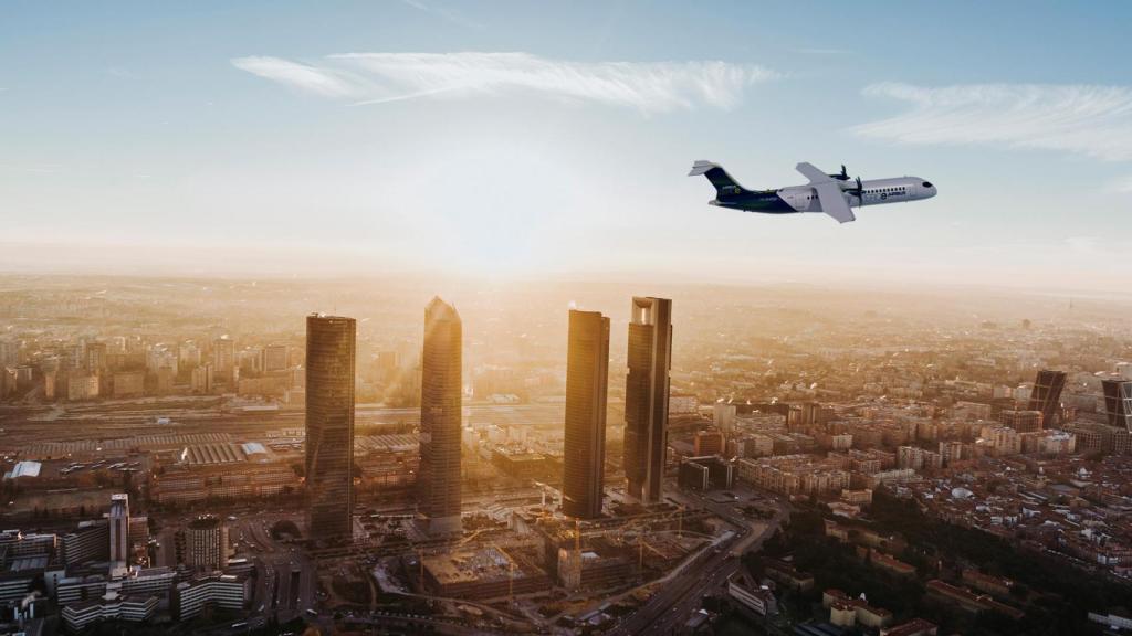 Un avión sobrevolando Madrid.