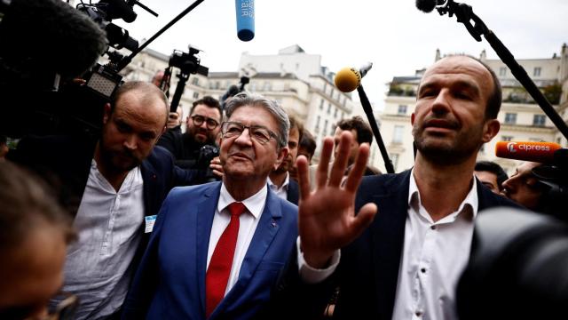Jean-Luc Melenchon, líder de Francia Insumisa, y el diputado Manuel Bompard a su llegada a la Asamblea Nacional en París después de la segunda vuelta de las elecciones francesas.