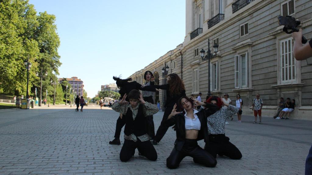 El grupo House of keys durante una de las grabaciones de sus bailes frente al Palacio Real de Madrid.
